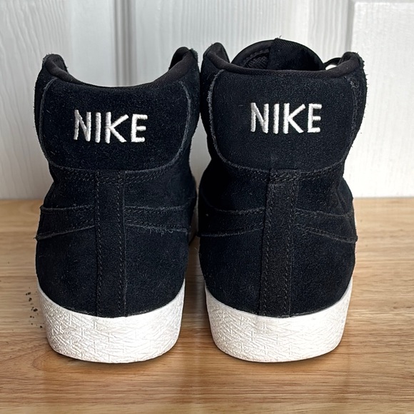 Nike Kids Black Suede High Tops. - Picture 5 of 9